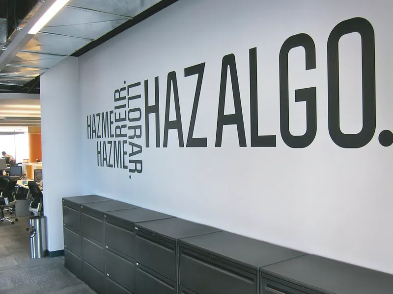 Pared de oficina con vinilo decorativo de letras negras